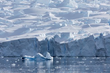 Antarktika Yarımadası doğası. ICES ve buzdağları. Antartika buzulları arasında derin saf sular dolaşırlar. fantastik kar manzaraları.