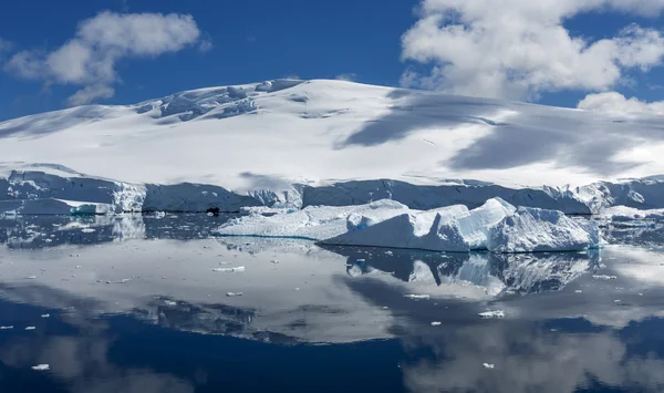 Antarktika Yarımadası doğası. ICES ve buzdağları. Antartika buzulları arasında derin saf sular dolaşırlar. fantastik kar manzaraları. — Stok fotoğraf