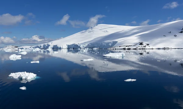 Naturaleza de la Península Antártica. Hielos e icebergs. Viaje en aguas profundas y puras entre glaciares de la Antártida. Fantásticos paisajes de nieve . — Foto de Stock