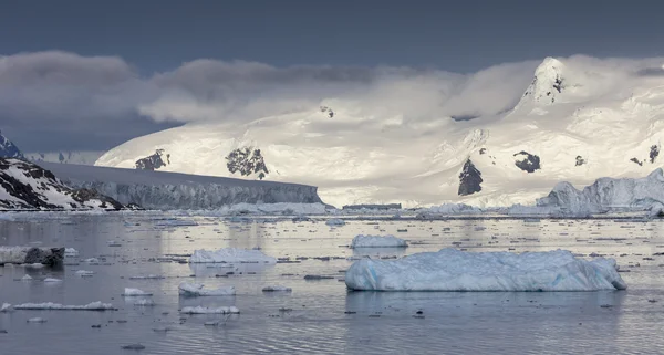 Natureza da Península Antártica. Ices e icebergs. Viaje em águas profundas e puras entre as geleiras da Antártida. Fantásticas paisagens de neve . — Fotografia de Stock