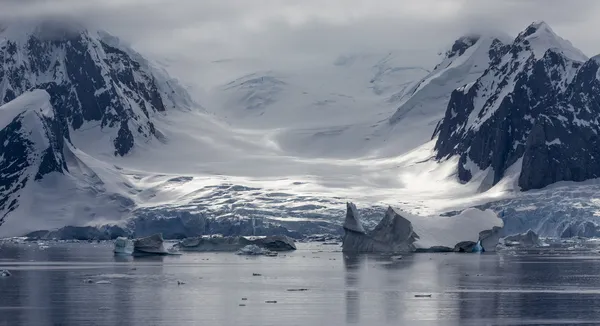 Natur der antarktischen Halbinsel. Eis und Eisberge. Reisen Sie auf tiefem, reinem Wasser zwischen den Gletschern der Antarktis. Traumhafte Schneelandschaften. — Stockfoto