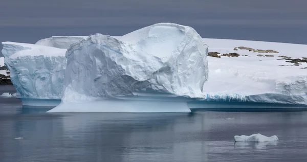 Naturaleza de la Península Antártica. Hielos e icebergs. Viaje en aguas profundas y puras entre glaciares de la Antártida. Fantásticos paisajes de nieve . — Foto de Stock