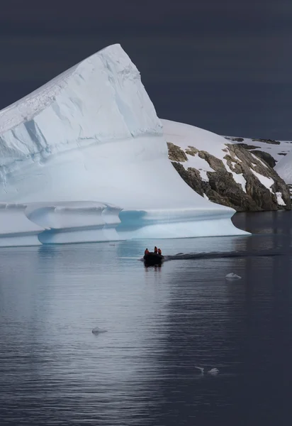Naturaleza de la Península Antártica. Hielos e icebergs. Viaje en aguas profundas y puras entre glaciares de la Antártida. Fantásticos paisajes de nieve . — Foto de Stock