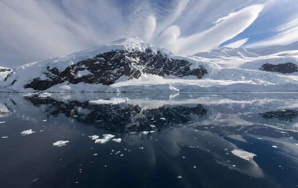 Naturaleza de la Península Antártica. Hielos e icebergs. Viaje en aguas profundas y puras entre glaciares de la Antártida. Fantásticos paisajes de nieve . — Foto de Stock