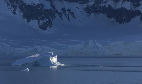 南極半島の性質。氷そして氷山。南極の氷河の間で深く純粋な水に旅行します。幻想的な雪の風景. — ストック写真