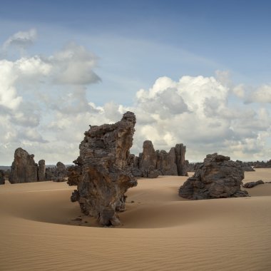 Olağandışı kayaların arasında kum çıkarmak. Libya çöl. yoğun altın tozu, tepeleri ve düşük güneş ışığında güzel kumlu yapıları.