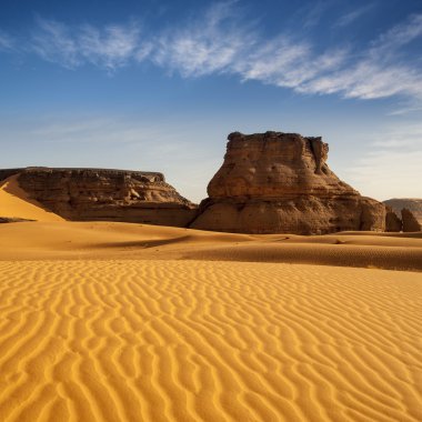 Güney libya. Sahra Çölü. kum, taş ve kum tepelerine