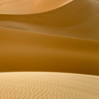 Libya çöl. yoğun altın tozu, tepeleri ve düşük güneş ışığında güzel kumlu yapıları.