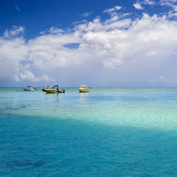 Sailing through tropical waters — Stock Photo, Image