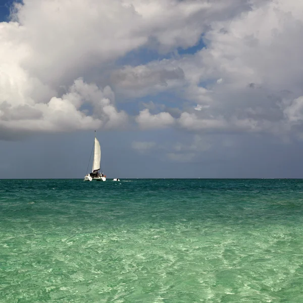 Segelbåt, himmel och hav — Stockfoto
