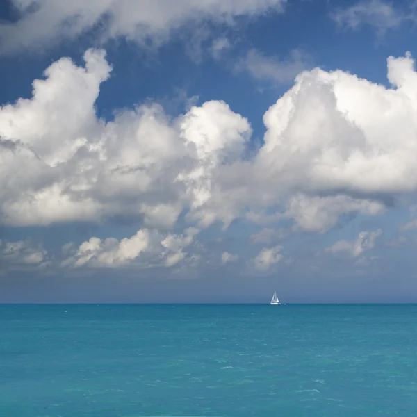 Żaglówka, niebo i ocean — Zdjęcie stockowe