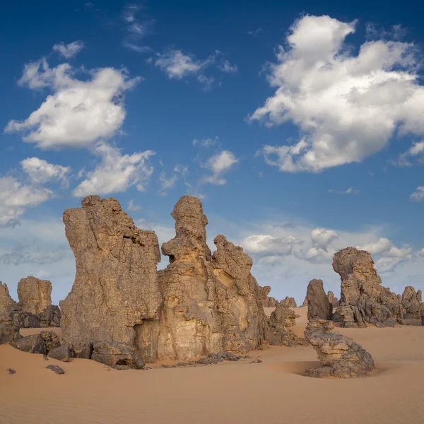 Rocas entre la arena. Desierto libio — Foto de Stock