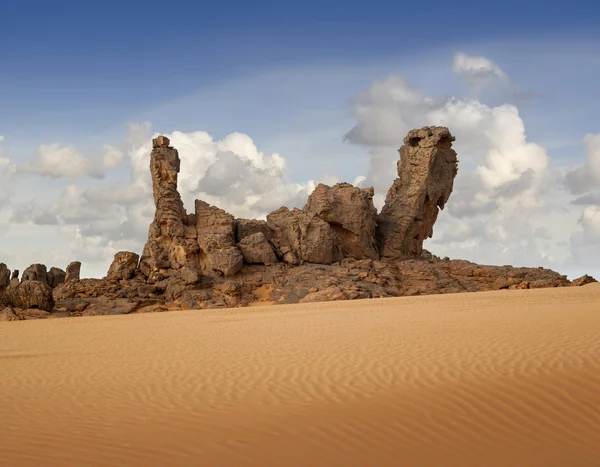 Las rocas removidas inusuales entre la arena. Desierto libio. Polvo de oro denso, dunas y hermosas estructuras arenosas a la luz del sol bajo . —  Fotos de Stock