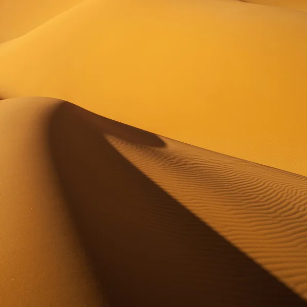 Desierto libio. Polvo de oro denso, dunas y hermosas estructuras arenosas a la luz del sol bajo . — Foto de Stock