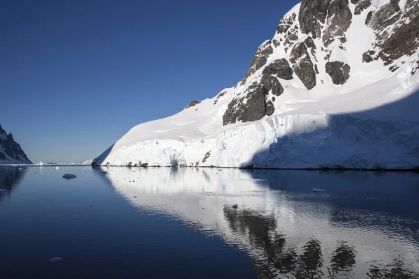 Lodowce i gór lodowych półwyspu Antarktycznego — Zdjęcie stockowe