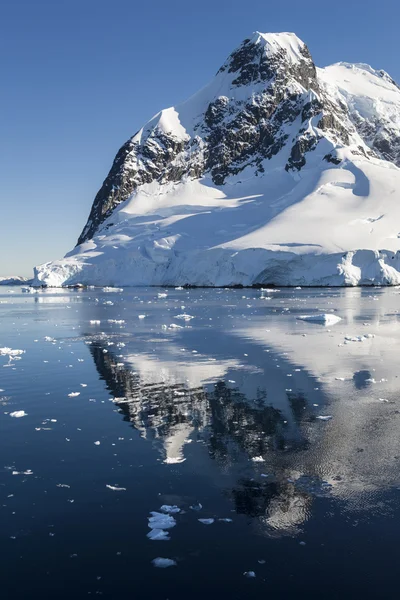 Glaciares e icebergs de la Península Antártica — Foto de Stock