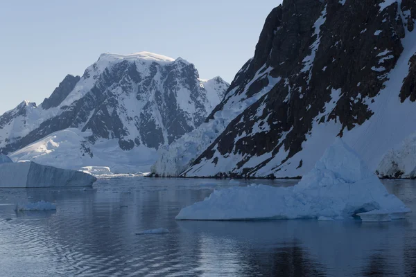 Ghiacciai e iceberg della penisola antartica — Foto Stock