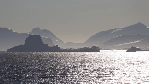 Glaciers et icebergs de la péninsule Antarctique — Photo