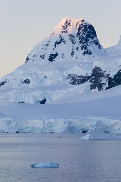 Gletsjers en ijsbergen van Antarctisch Schiereiland — Stockfoto