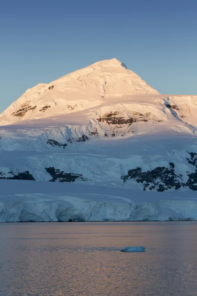 Glaciares e icebergs de la Península Antártica — Foto de Stock