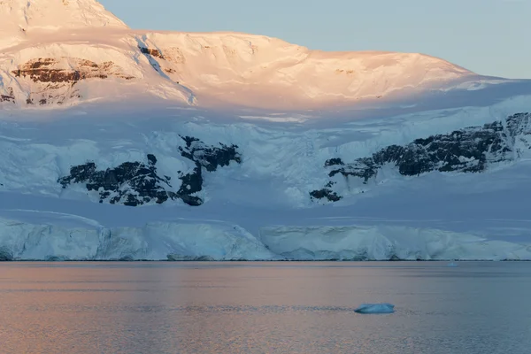 Glaciares e icebergs de la Península Antártica — Foto de Stock