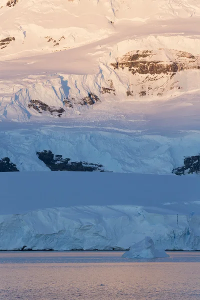 Glaciärer och isberg i Antarktis halvön — Stockfoto