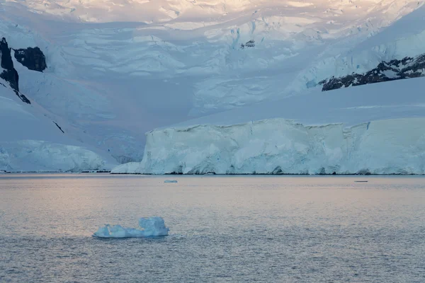 Geleiras e icebergues da Península Antártica — Fotografia de Stock