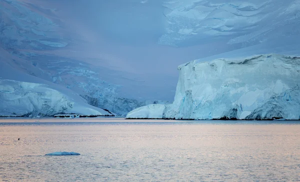 Ledovce a ledovce Antarktický poloostrov — Stock fotografie