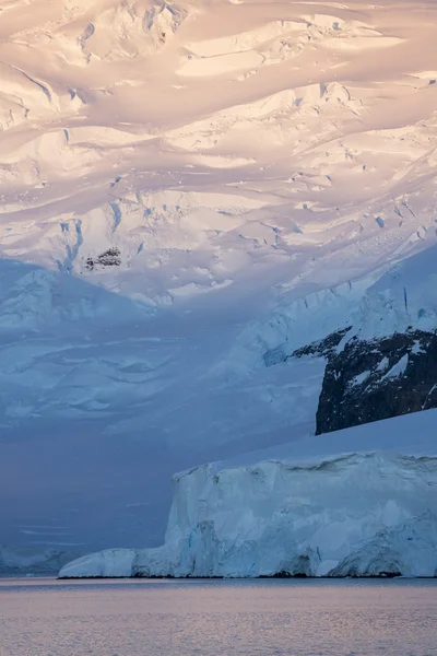 Gletscher und Eisberge der antarktischen Halbinsel — Stockfoto