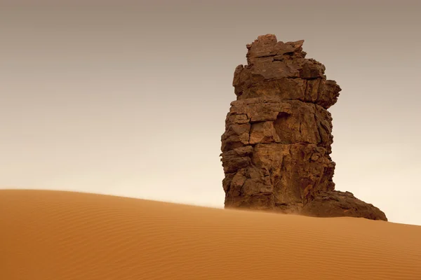 Удаленные камни в пустыне Сахара, Ливия — стоковое фото