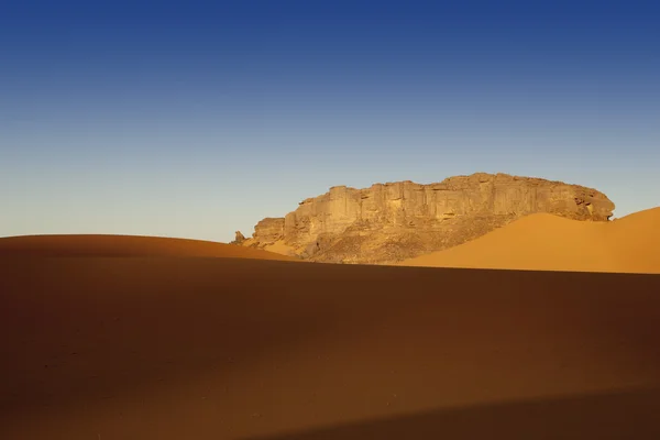 Enlèvement de roches dans le désert du Sahara, Libye — Photo