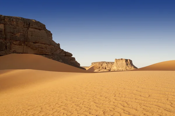 Rocas removidas en el desierto del Sahara, Libia — Foto de Stock