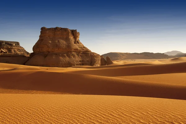 Enlèvement de roches dans le désert du Sahara, Libye — Photo