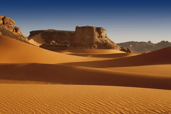 Rocas removidas en el desierto del Sahara, Libia — Foto de Stock