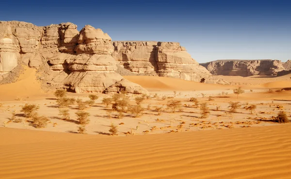 Rocas removidas en el desierto del Sahara, Libia — Foto de Stock