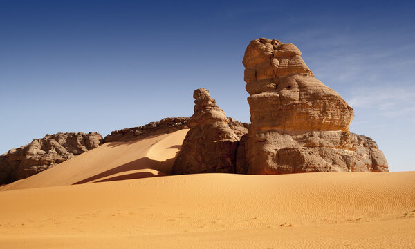 Удаленные камни в пустыне Сахара, Ливия
