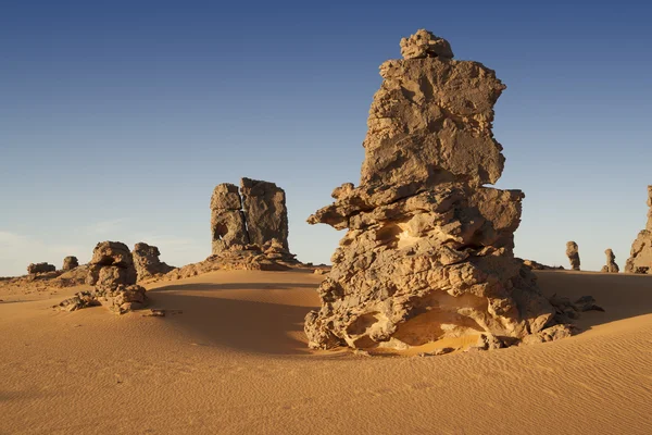 Bort stenar i Saharaöknen, Libyen — ストック写真