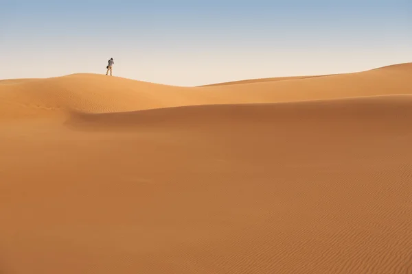 Człowiek w pustyni sahara, Libia — Zdjęcie stockowe