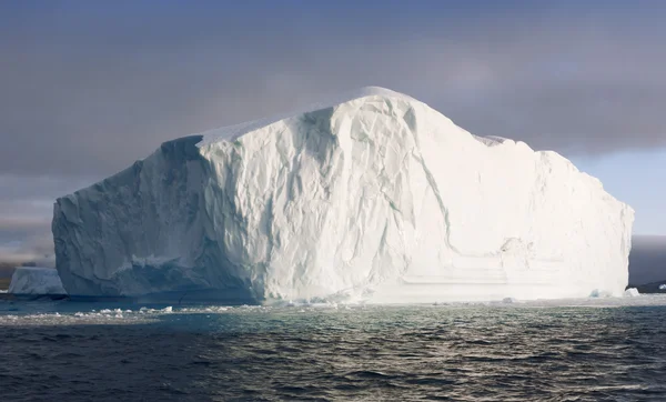 Aard van het Antarctisch Schiereiland. ICES en ijsbergen — Stockfoto