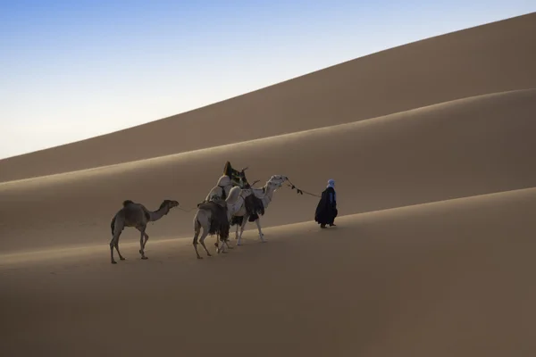 Caravana no deserto do Saara, Líbia — Fotografia de Stock