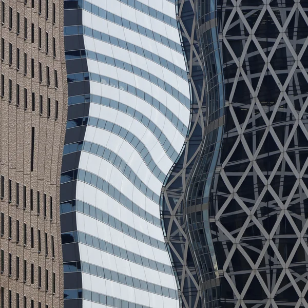 Facciata di un moderno edificio per uffici — Foto Stock