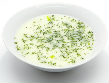 Soğuk okroshka beyaz tabakta sümsük üzerine