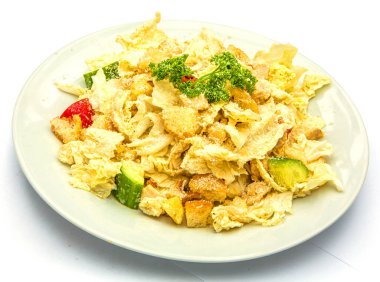 Beyaz tabakta sulu sezar salatası.