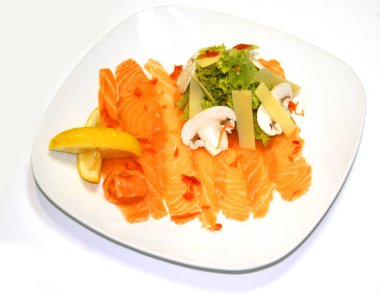 Beyaz tabakta somonlu carpaccio.