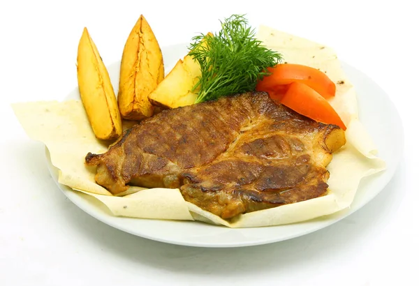 Patatesli, domatesli ve yeşillikli domuz madalyonu.