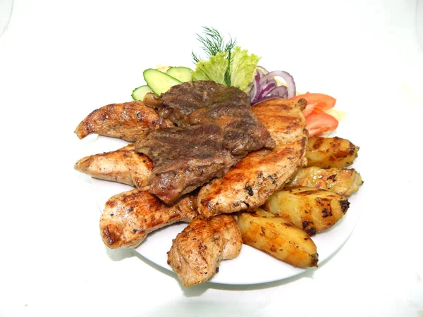 Et tabağı, tavuk, domuz eti, marul yaprağında biftek.