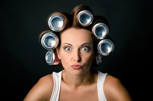 Menina com latas no cabelo — Fotografia de Stock