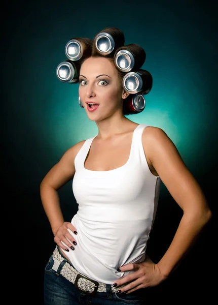 Chica con latas en el pelo — Foto de Stock