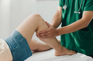 Klinikte yaralı dizini ve terapistini tedavi eden terapist, spor fizyoterapisi konsepti.,