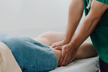 Modern kliniklerde yaralı kalça ağrısını tedavi eden bir danışmanlık terapisti. Fiziksel rehabilitasyon kavramının uzun süre oturmaktan dolayı uyluk ağrısının tedavisi